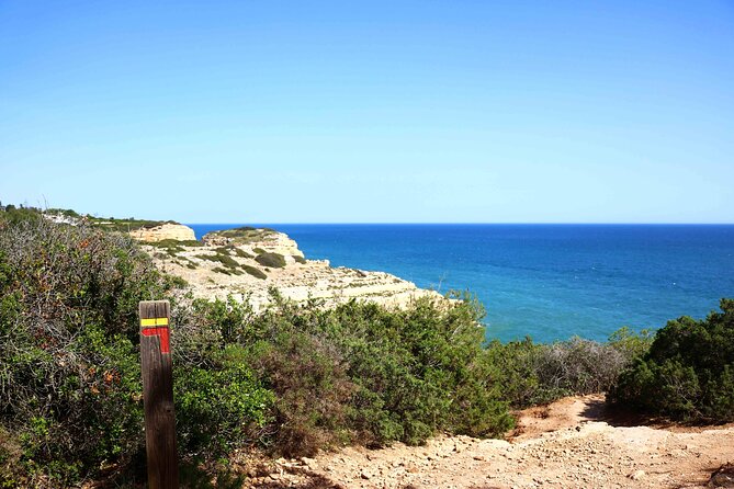 Guided hike 7 hanging valleys and boat trip to Benagil - Lunch break with ocean flavors in a Mediterranean rhythm