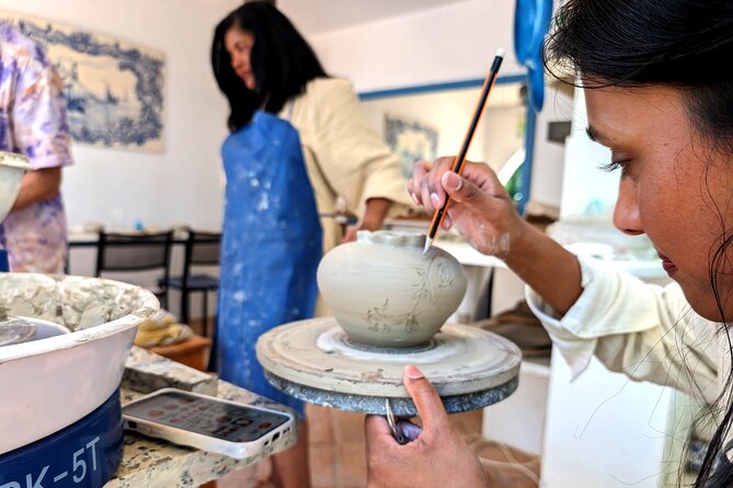 Pottery workshop in the Algarve - Inside the workshop: how the wheel session is taught
